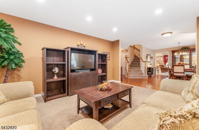 34 Pond Ridge Dr, Clinton Town, NJ 08809