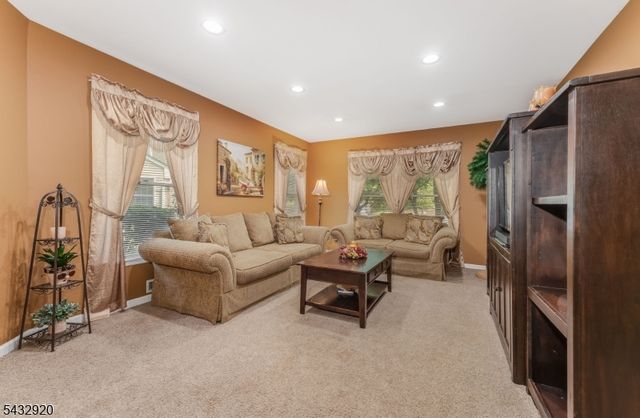 34 Pond Ridge Dr, Clinton Town, NJ 08809