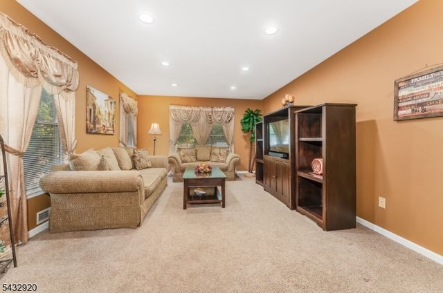 34 Pond Ridge Dr, Clinton Town, NJ 08809