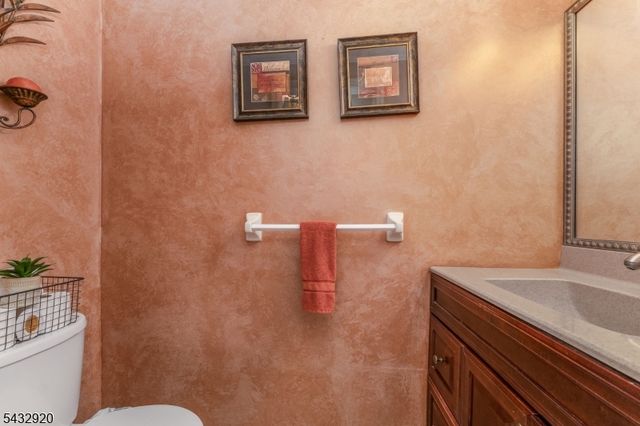 34 Pond Ridge Dr, Clinton Town, NJ 08809