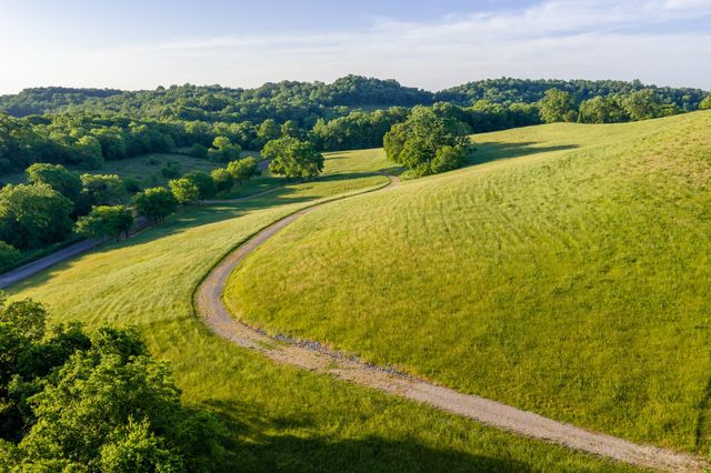 3210 Morel Rd, Columbia, TN 38401