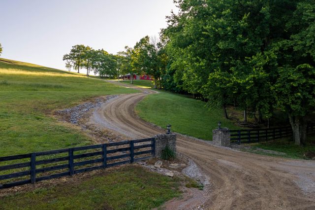 3210 Morel Rd, Columbia, TN 38401