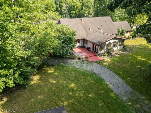 242 Elvira Court, Mcdonald, OH 44437