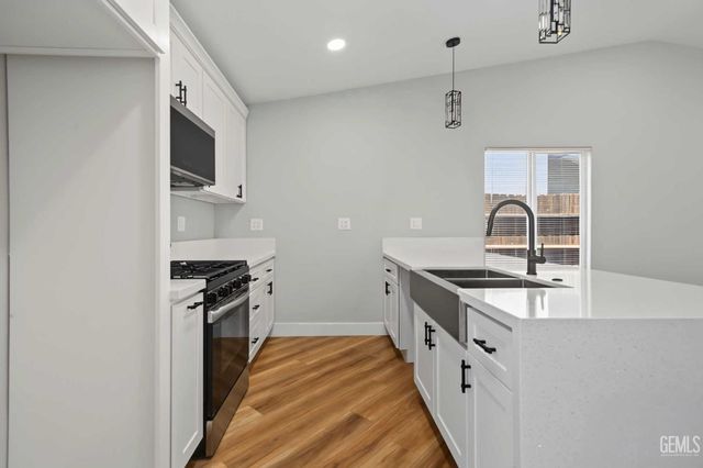 402 El Fuerte Avenue, Bakersfield, CA 93307