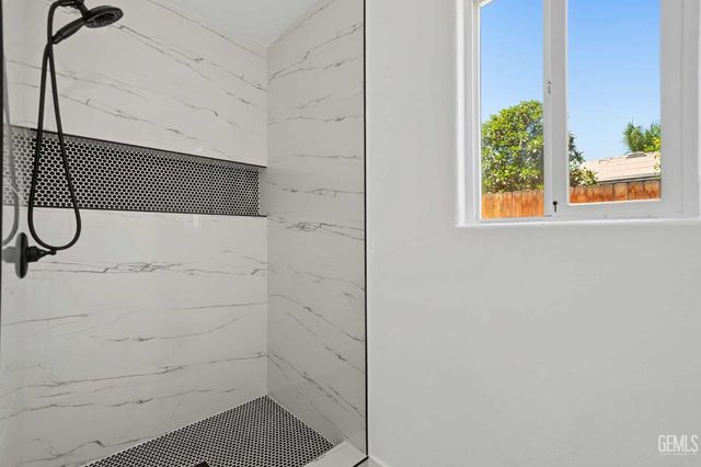 402 El Fuerte Avenue, Bakersfield, CA 93307