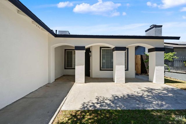 402 El Fuerte Avenue, Bakersfield, CA 93307