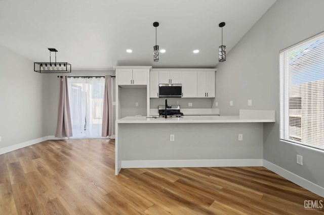 402 El Fuerte Avenue, Bakersfield, CA 93307