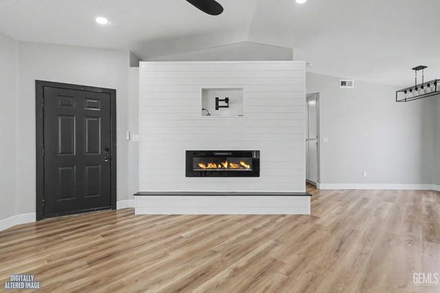 402 El Fuerte Avenue, Bakersfield, CA 93307