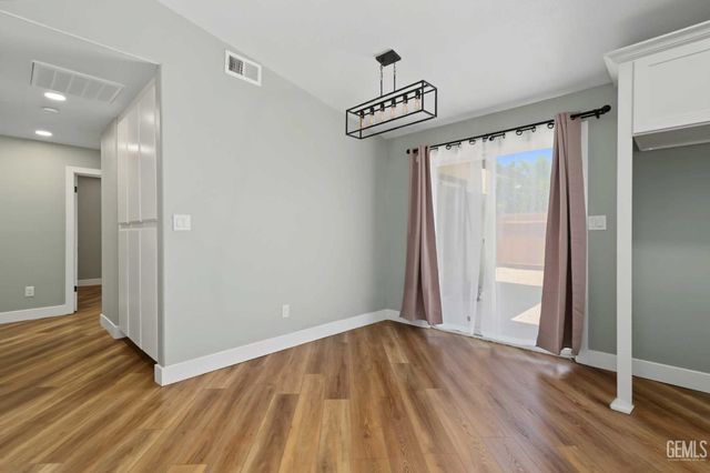 402 El Fuerte Avenue, Bakersfield, CA 93307