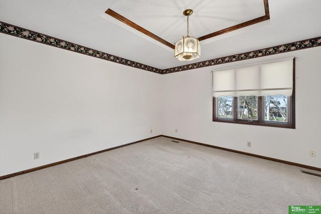 15818 Nottingham Drive, Omaha, NE 68118