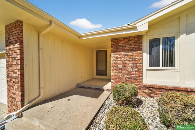 15818 Nottingham Drive, Omaha, NE 68118