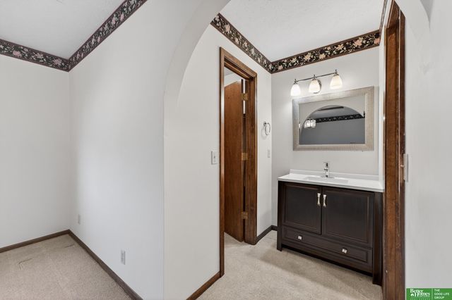 15818 Nottingham Drive, Omaha, NE 68118