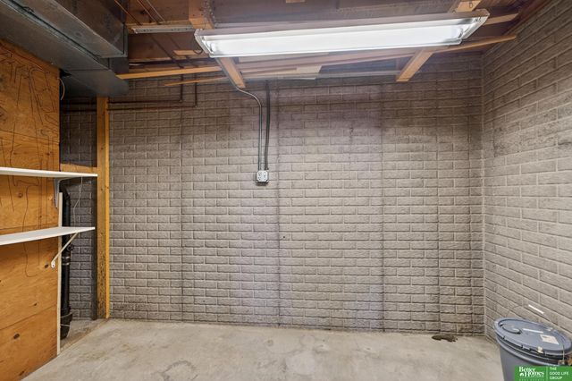 15818 Nottingham Drive, Omaha, NE 68118