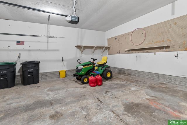 15818 Nottingham Drive, Omaha, NE 68118