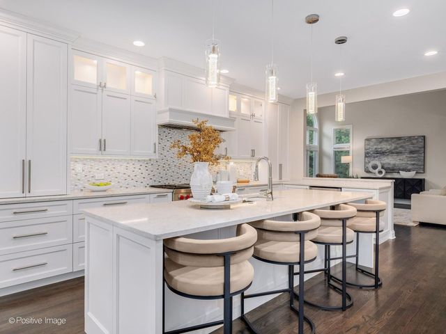 2S351 Chaucer Court, Glen Ellyn, IL 60137