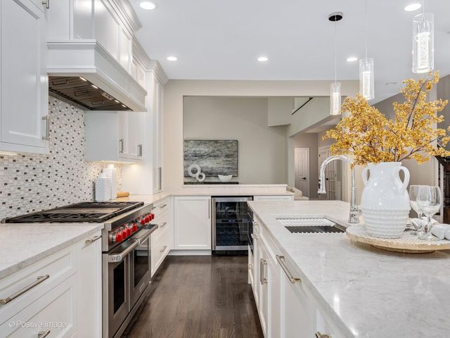 2S351 Chaucer Court, Glen Ellyn, IL 60137