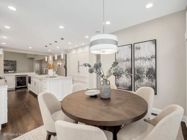 2S351 Chaucer Court, Glen Ellyn, IL 60137