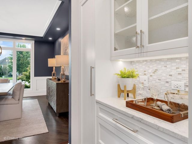 2S351 Chaucer Court, Glen Ellyn, IL 60137