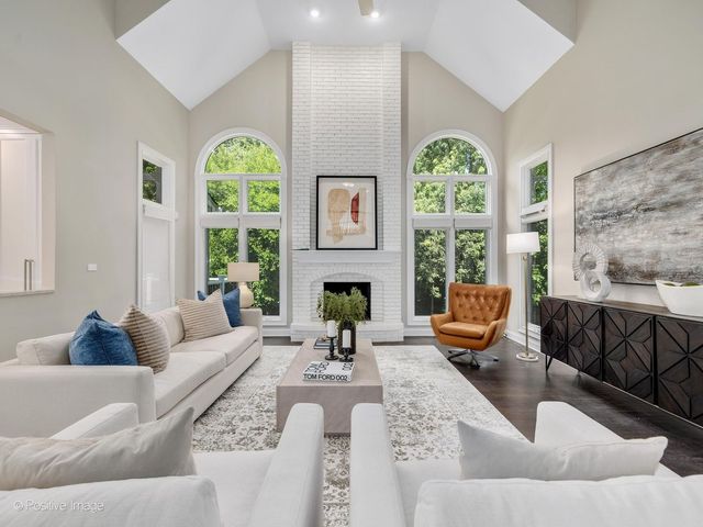 2S351 Chaucer Court, Glen Ellyn, IL 60137