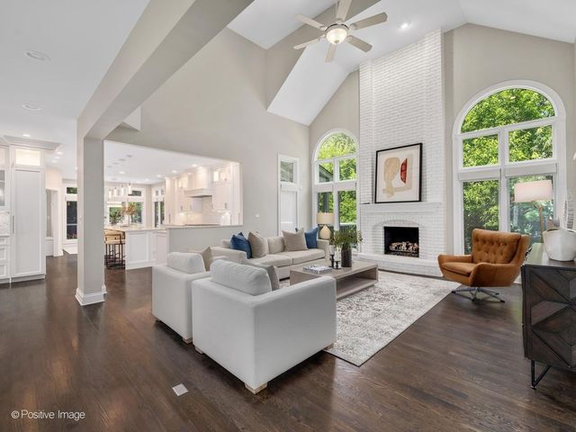 2S351 Chaucer Court, Glen Ellyn, IL 60137