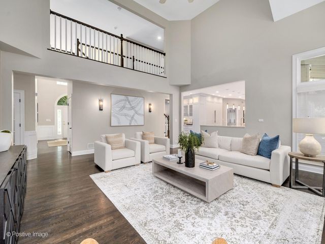2S351 Chaucer Court, Glen Ellyn, IL 60137