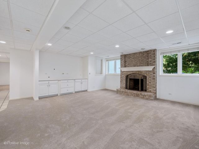 2S351 Chaucer Court, Glen Ellyn, IL 60137