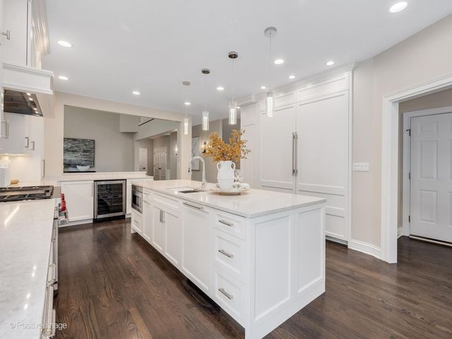 2S351 Chaucer Court, Glen Ellyn, IL 60137