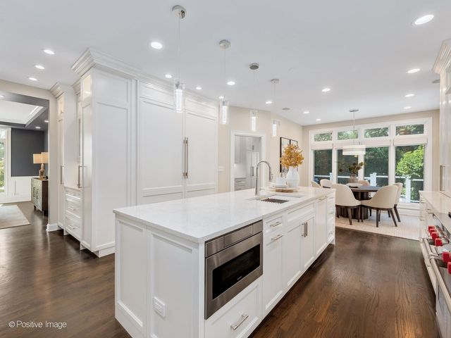 2S351 Chaucer Court, Glen Ellyn, IL 60137
