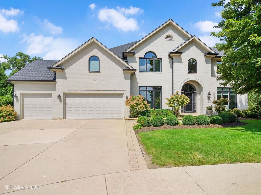 2S351 Chaucer Court, Glen Ellyn, IL 60137