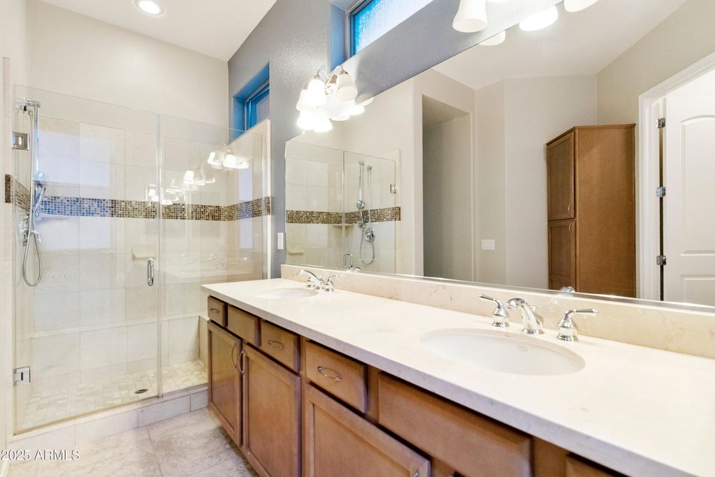 Image 14 of property listing at 4460 E Carob Drive, Gilbert, AZ 85298