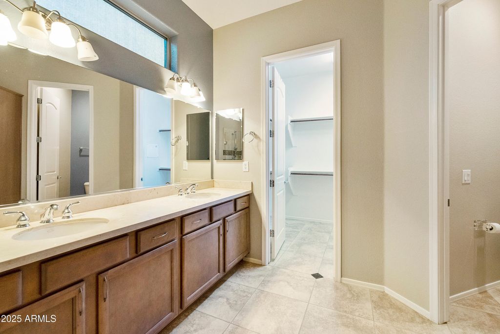 Image 16 of property listing at 4460 E Carob Drive, Gilbert, AZ 85298