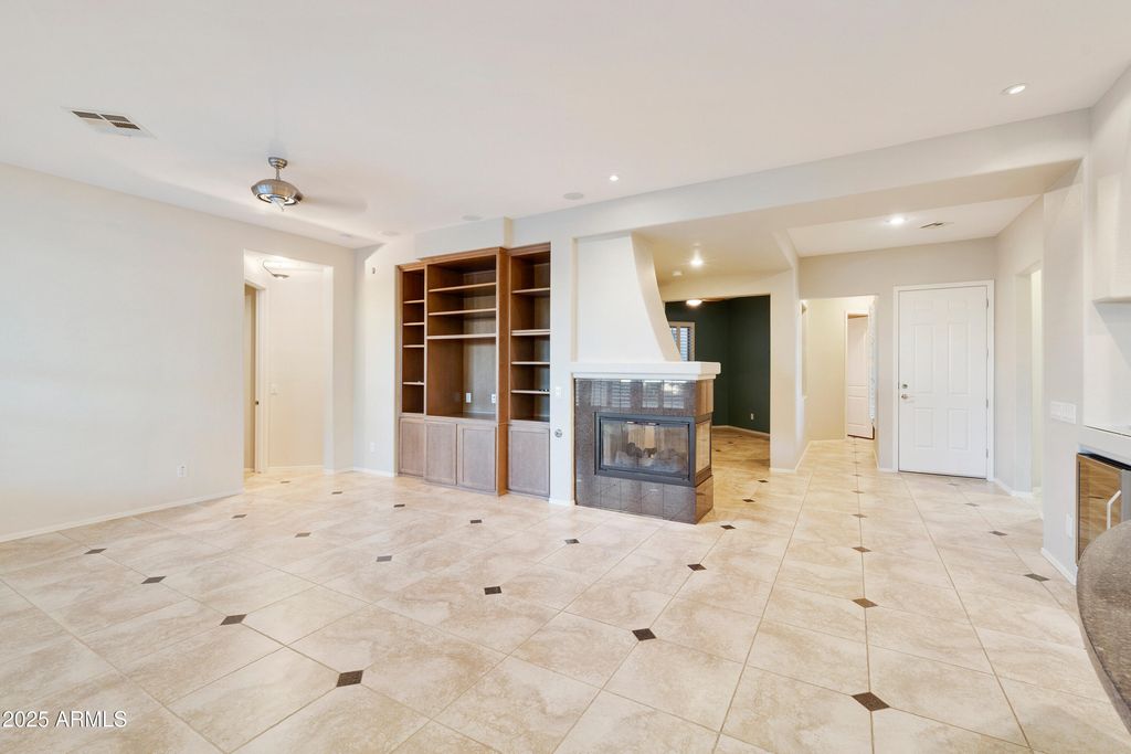 Image 6 of property listing at 4460 E Carob Drive, Gilbert, AZ 85298