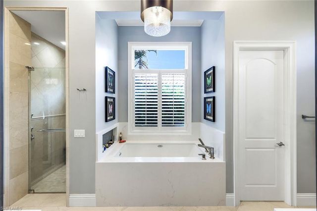 2558 Escada CT, Naples, FL 34109