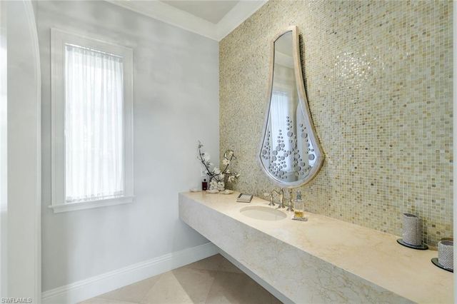 2558 Escada CT, Naples, FL 34109