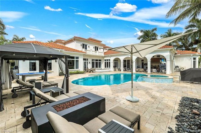 2558 Escada CT, Naples, FL 34109