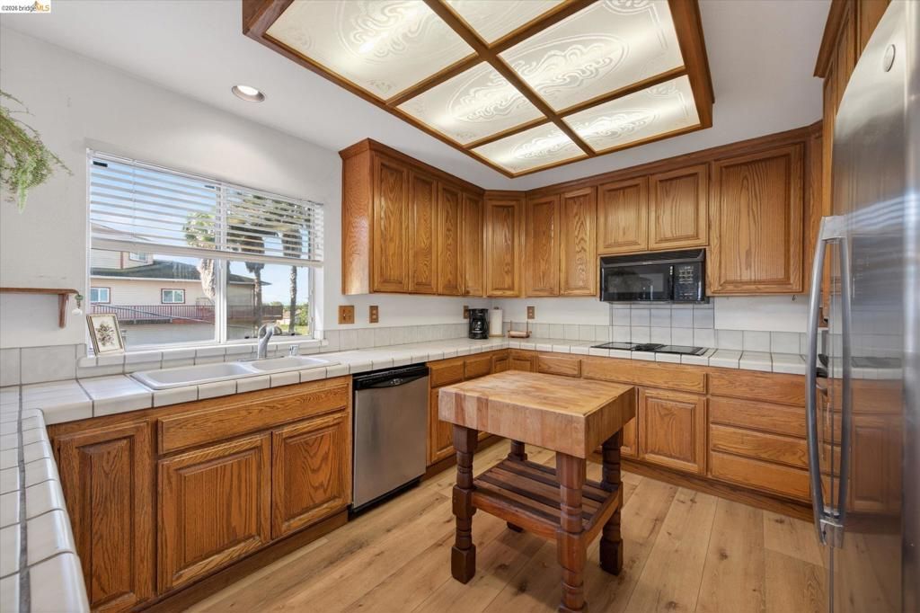 Image 5 of property listing at 5014 Sandmound Blvd, Oakley, CA 94561