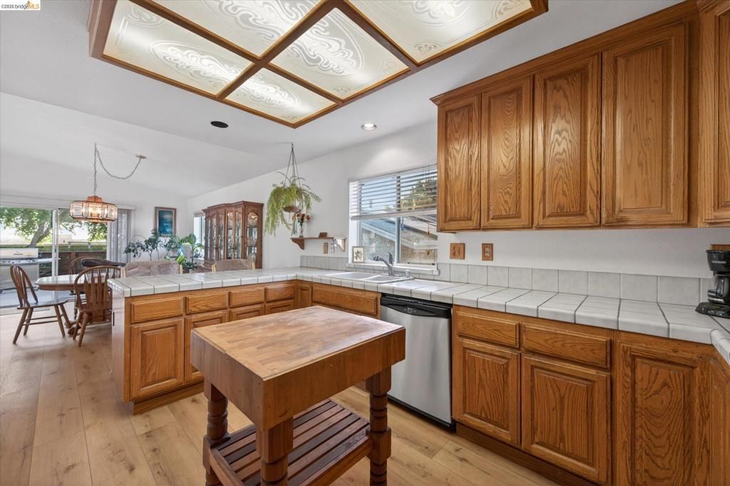 Image 6 of property listing at 5014 Sandmound Blvd, Oakley, CA 94561