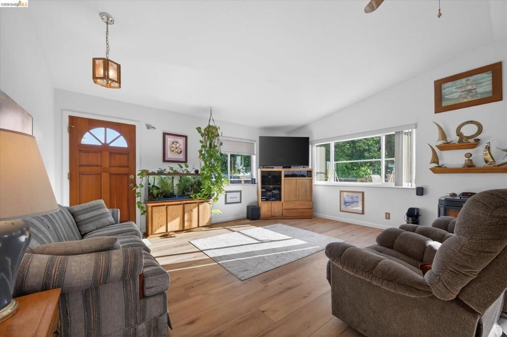 Image 7 of property listing at 5014 Sandmound Blvd, Oakley, CA 94561