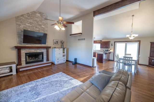 302 SW Bobcat Circle, Oak Grove, MO 64075