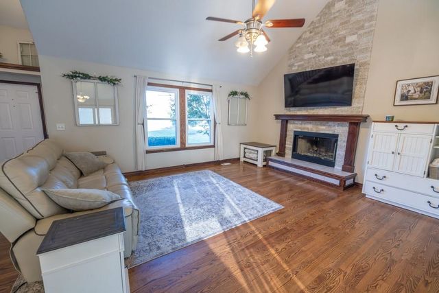 302 SW Bobcat Circle, Oak Grove, MO 64075