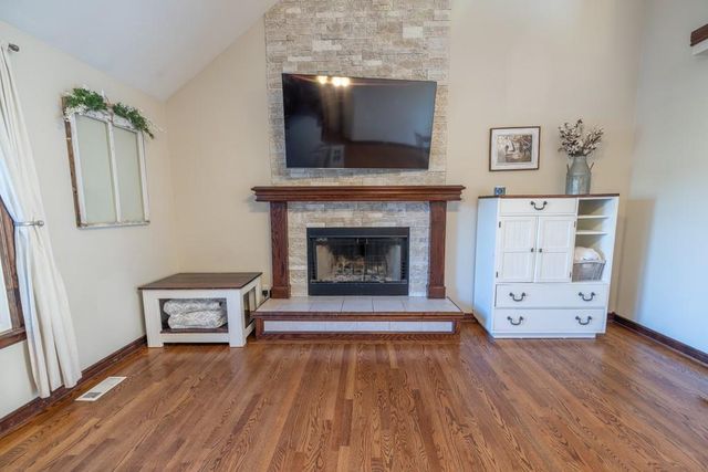 302 SW Bobcat Circle, Oak Grove, MO 64075