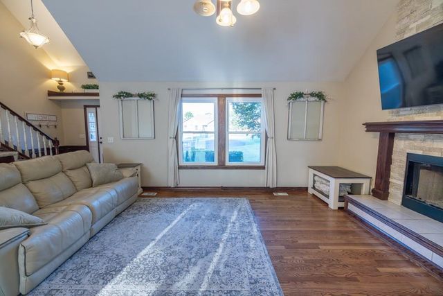 302 SW Bobcat Circle, Oak Grove, MO 64075