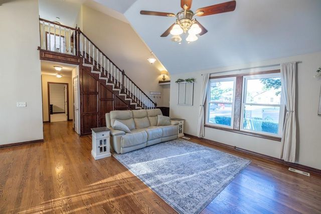 302 SW Bobcat Circle, Oak Grove, MO 64075
