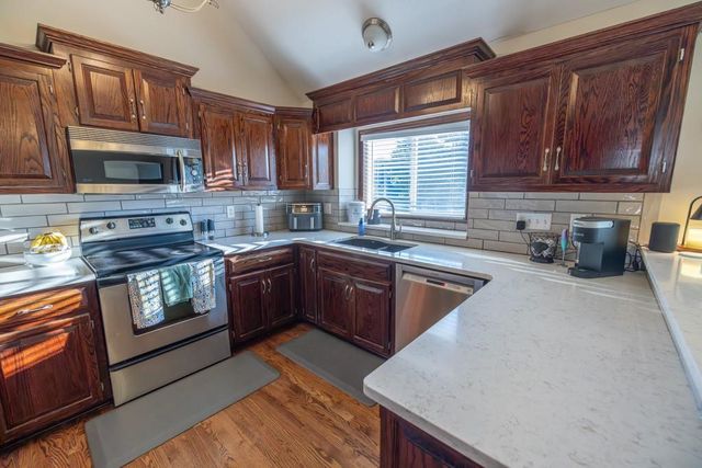 302 SW Bobcat Circle, Oak Grove, MO 64075