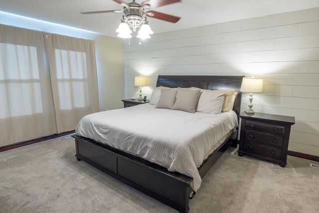 302 SW Bobcat Circle, Oak Grove, MO 64075