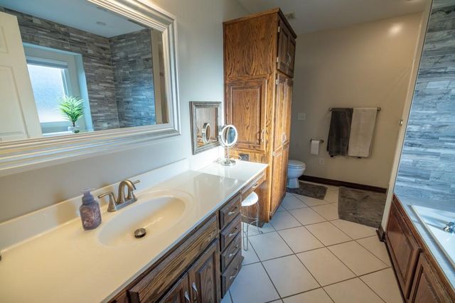 302 SW Bobcat Circle, Oak Grove, MO 64075