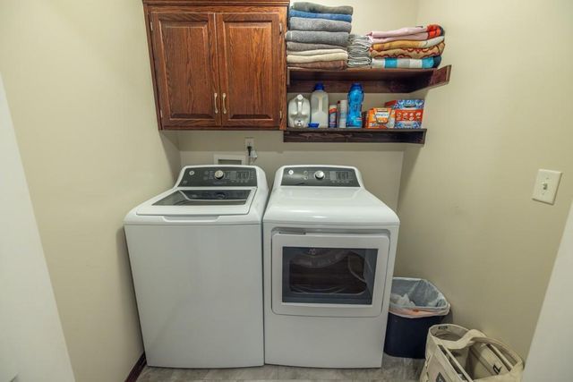 302 SW Bobcat Circle, Oak Grove, MO 64075