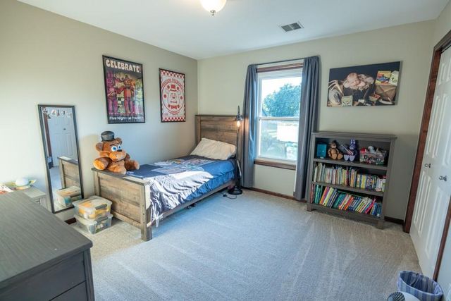 302 SW Bobcat Circle, Oak Grove, MO 64075