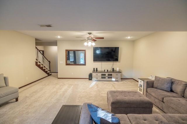 302 SW Bobcat Circle, Oak Grove, MO 64075