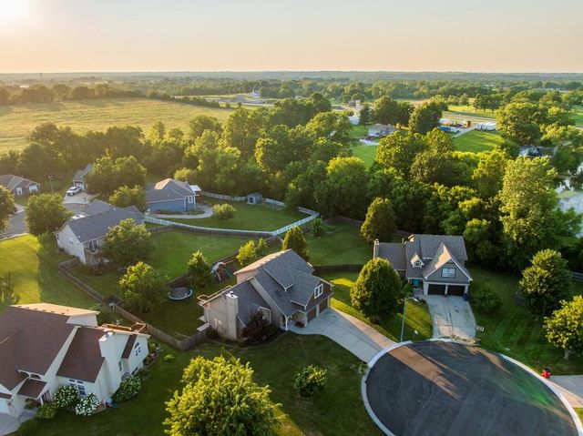 302 SW Bobcat Circle, Oak Grove, MO 64075